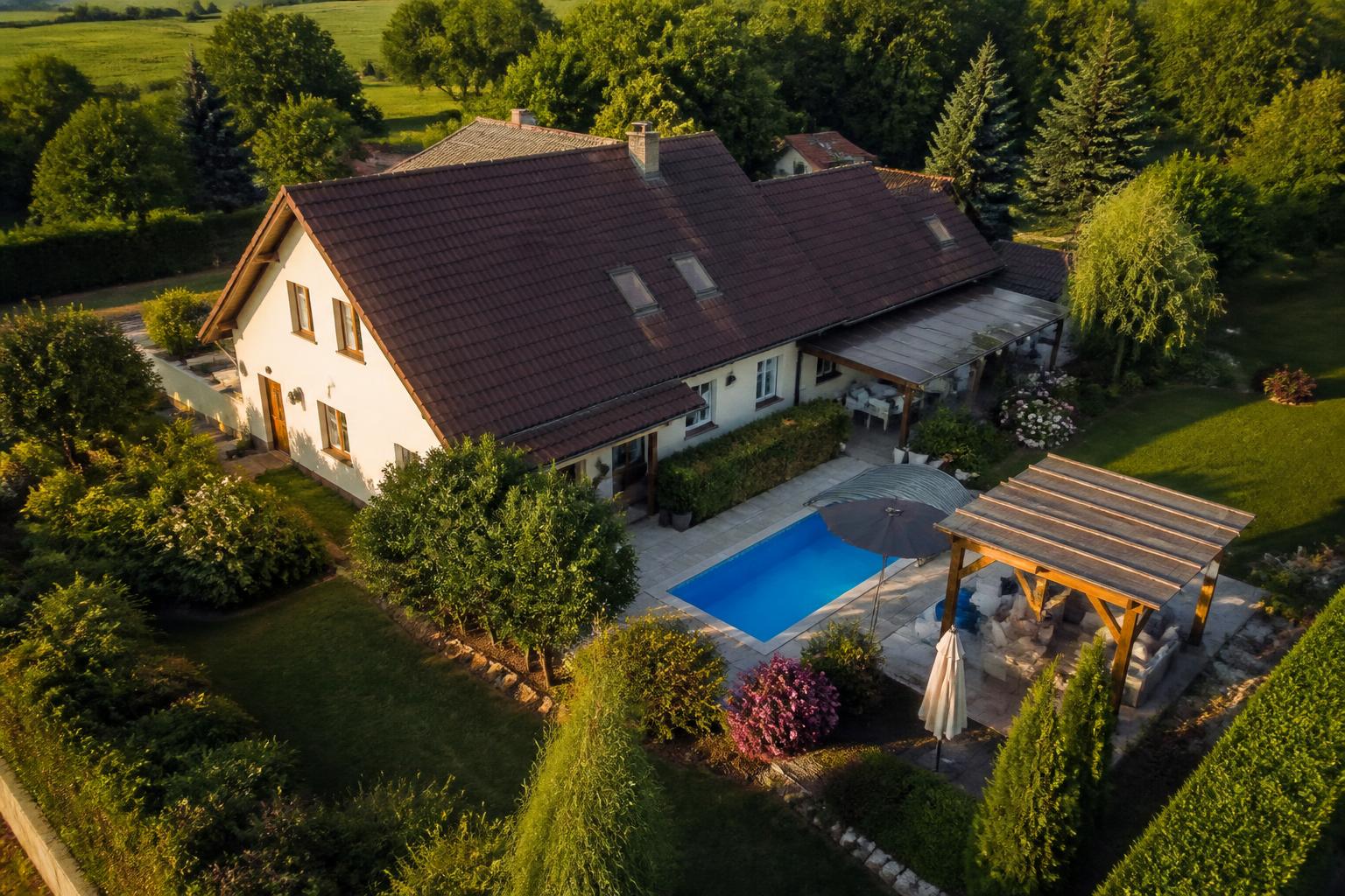 Dům s bazénem a zahradou z dronu — ukázka hotového výstupu