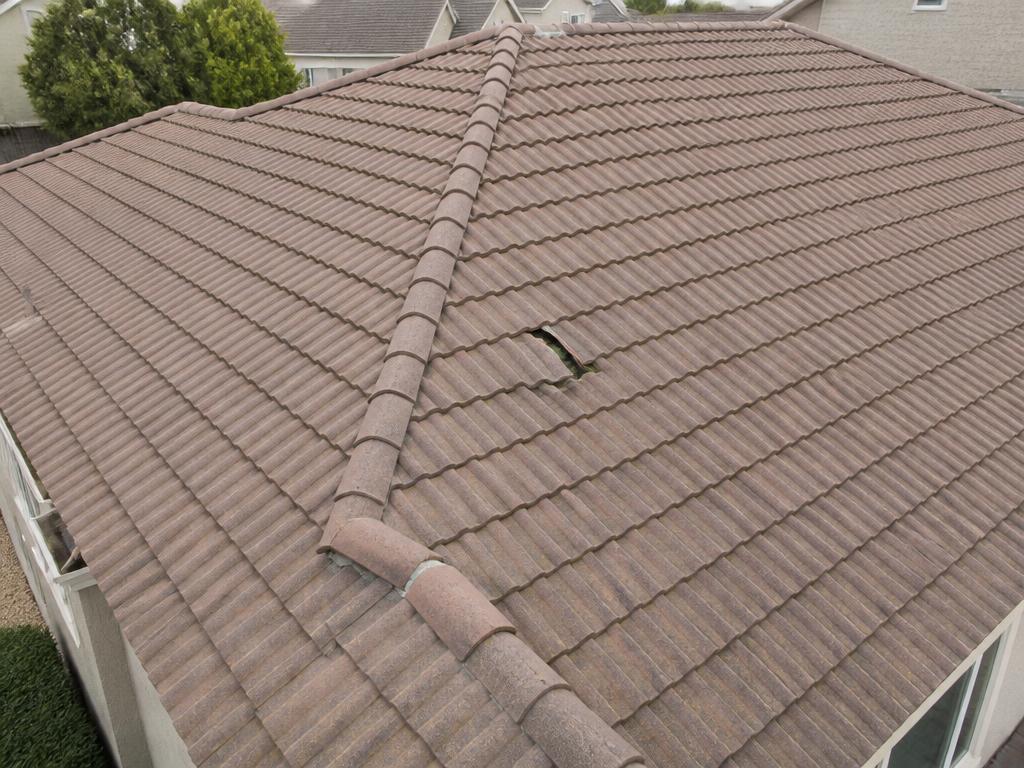 Poškozená střešní taška zachycená z dronu